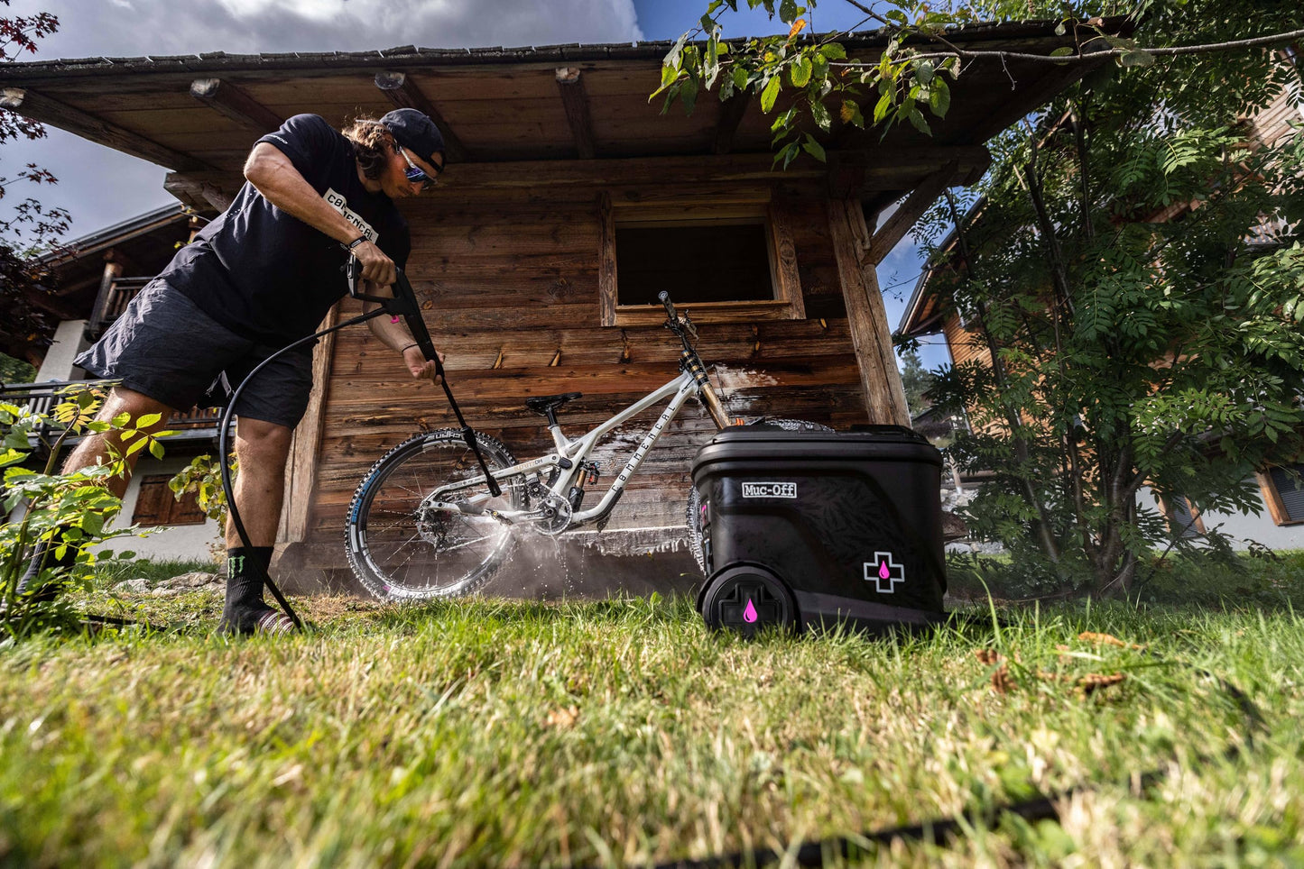Muc-Off Mobile Pressure Washer Moto Starter Bundle – Portable Battery Powered 20L Pressure Washer with 4 Lances and Nano Tech Motorcycle Cleaner