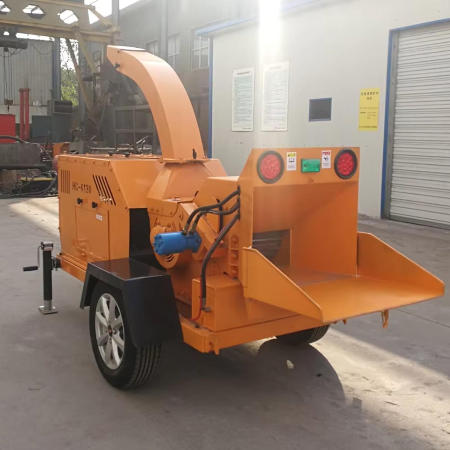 Commercial Wood Chipper Machine Branch Shredder 2 Ton Heavy Duty Tree Limb Chipper Efficiency Hydraulic Feed System for Forestry Orchard Garden Cleanup
