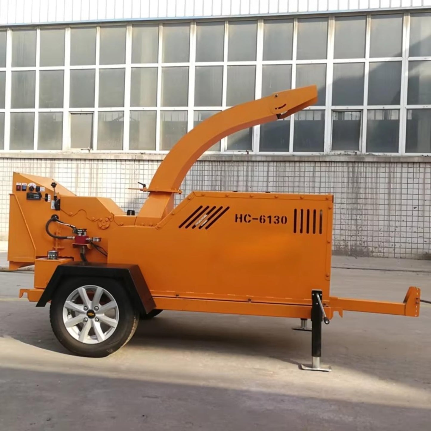 Industrial Grade Wood Crusher Mobile Wood Crusher for Forestry Wood Grinder Large Capacity Mobile Wood Chipper Machine for Yard Waste