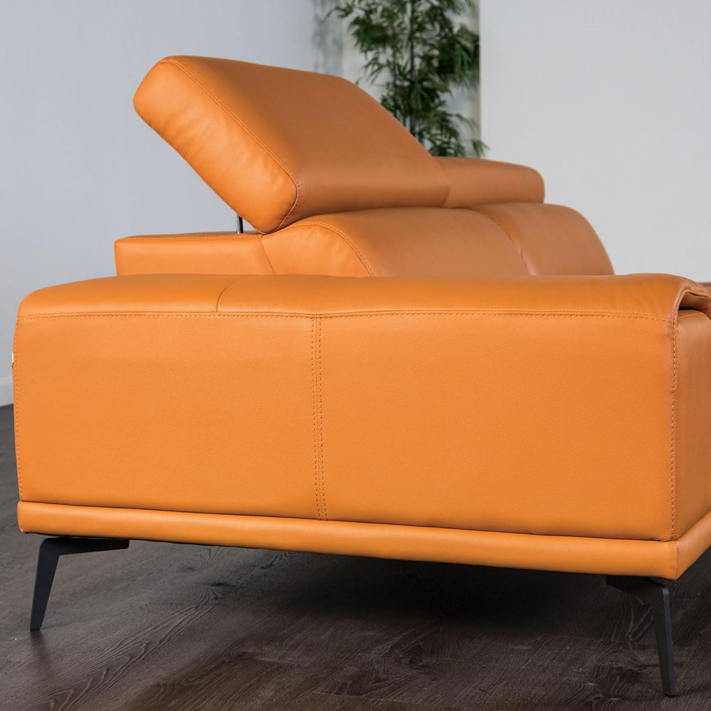 Furniture of America Lyndon Modern Leather Sectional Sofa with Chaise and Biscuit Tufted Cushion, L Shaped Comfy Couches for Living Room, Bedroom, FSC Certified, Right Facing, Light Brown