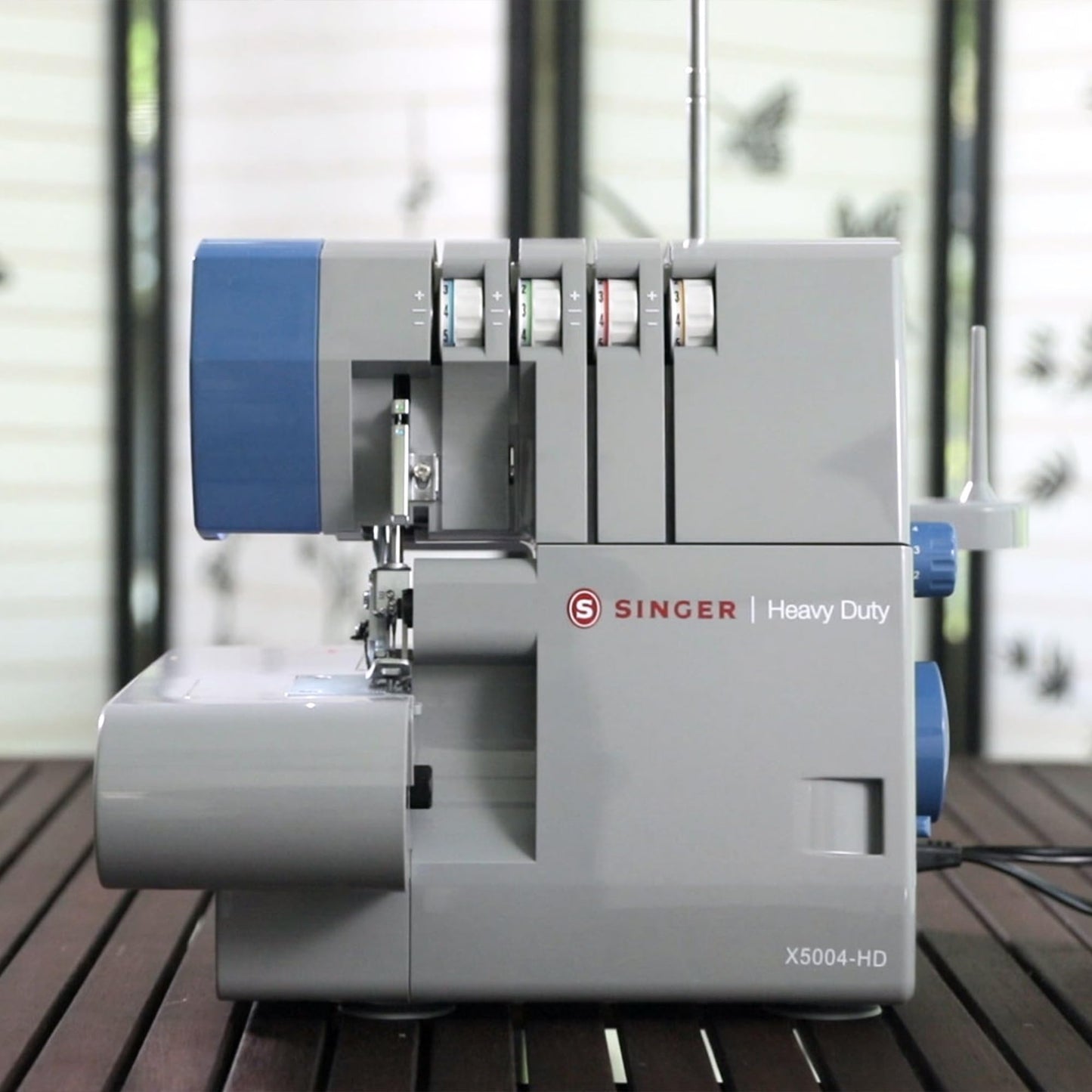 SINGER® X5004-HD Metal Frame Serger & Overlock Machine | 2-3-4 Stitch Capability, 8 Built-In Stitches, 1300 Stitches per Minute, Adjustable Differential Feed & 2 LED Lights (Grey/Blue)