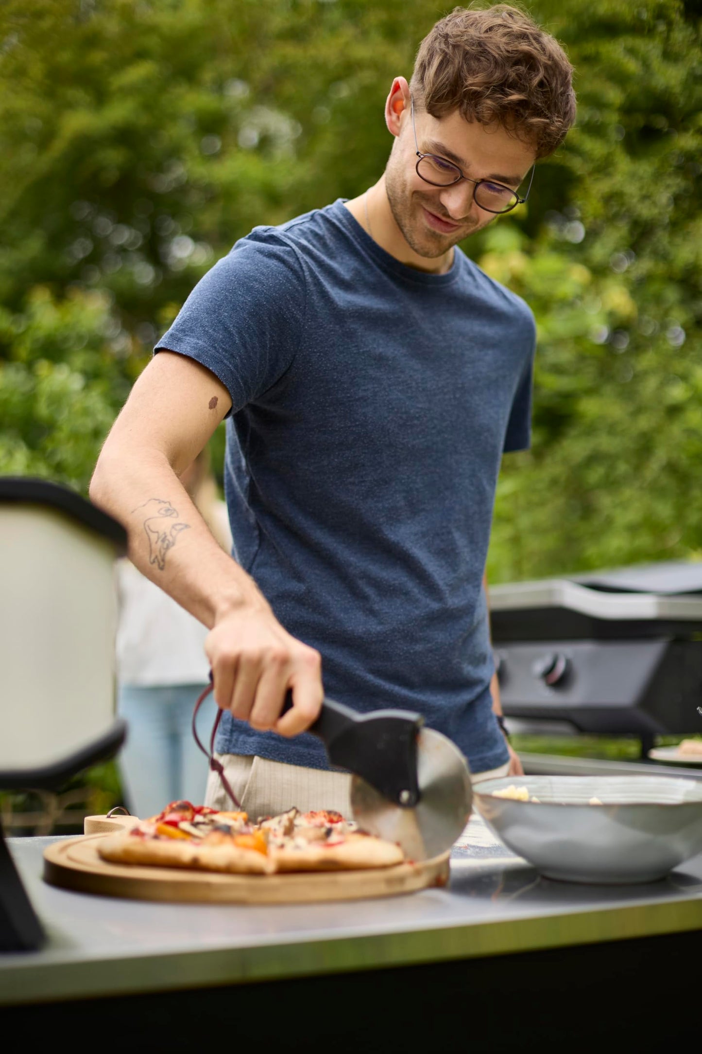 Cozze 13" Classic Portable Outdoor Pizza Oven - Fire & Stonebaked 13 Inch Pizzas in 60 Seconds - 28mbar Propane Gas Oven, Oven Door, Cordierite Pizza Stone, Built-in Thermometer, Gas Hose & Regulator