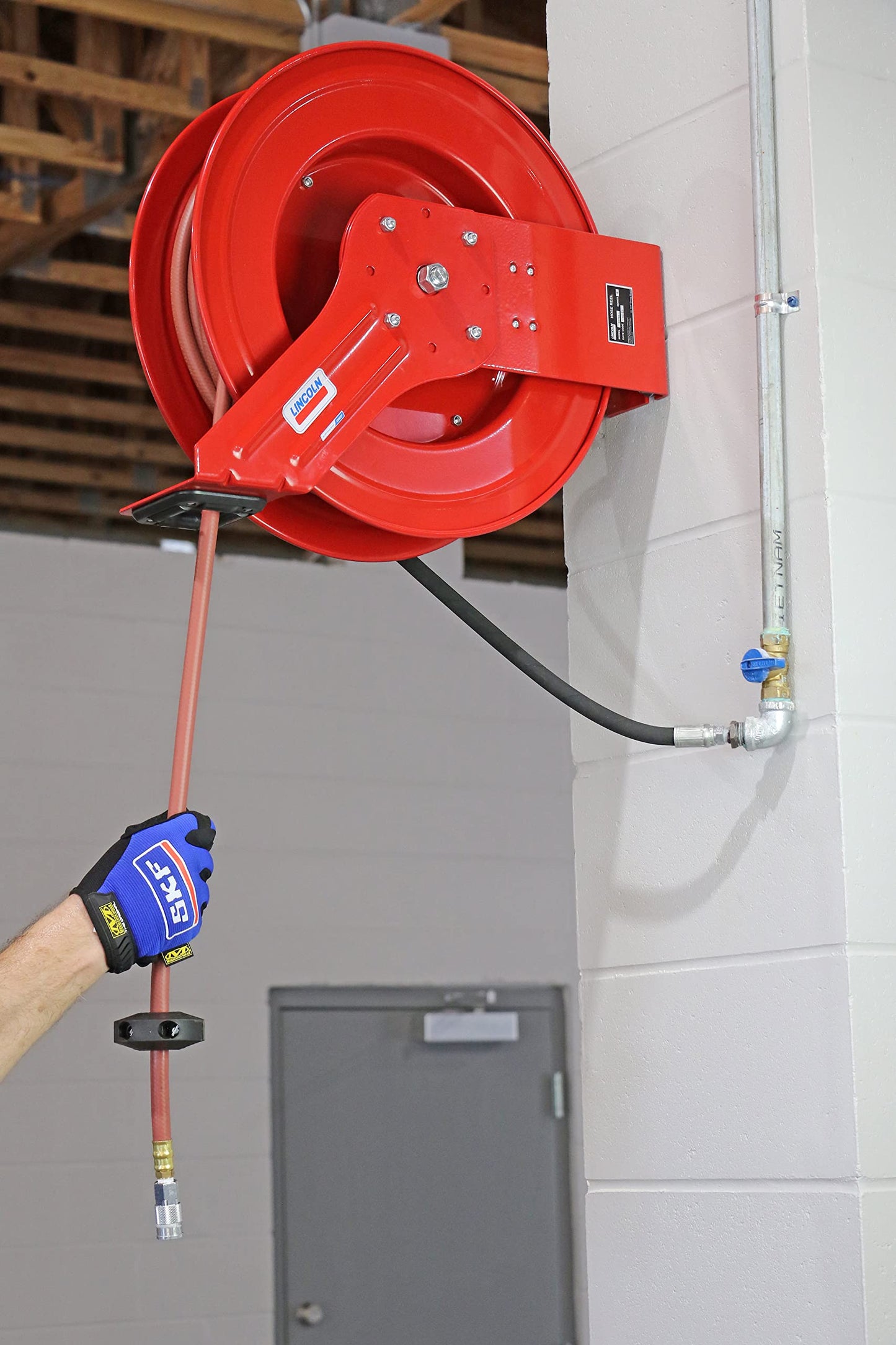 Lincoln 83753 Value Series Air/Water Retractable Hose Reel with 50' x 3/8" Rubber Air Hose, 1/4" NPT, 300 PSI, Slotted Mounting Base, 5-Position Adjustable Outlet Arm, All-steel Construction, Red