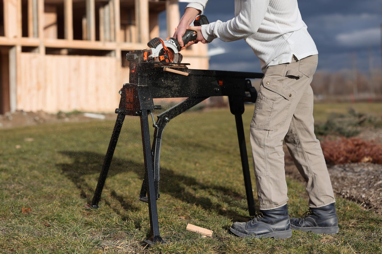 WEN Clamping Saw Horse and Work Bench, 600-Pound Capacity (WA601) Black