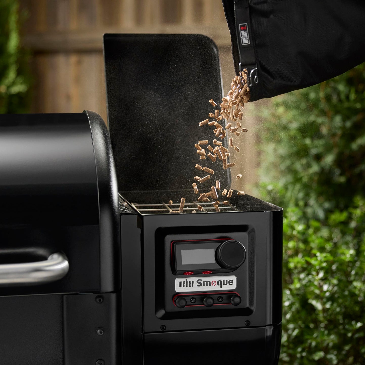 Weber Smoque™ 22‑Inch Pellet Smoker, Black – Outdoor BBQ Pellet Grill Up to 500 Degrees with SmokeBoost, SmoqueVent Airflow System & Rapid React PID Temperature Control