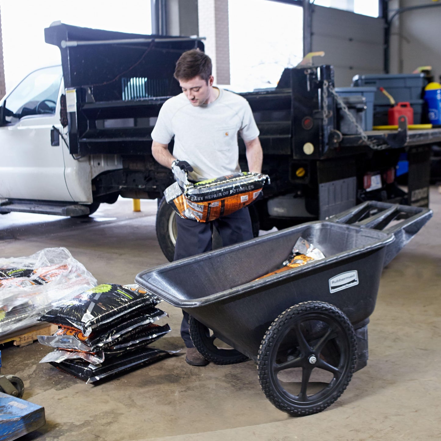 Rubbermaid Commercial Products 8.75 Cubic Foot, All-Weather, Big-Wheel Cart/Yard Cart/Lawn Cart/Wheelbarrow, Yardwork/Landscaping/DIY Projects, Durable/Weather Resistant, Black