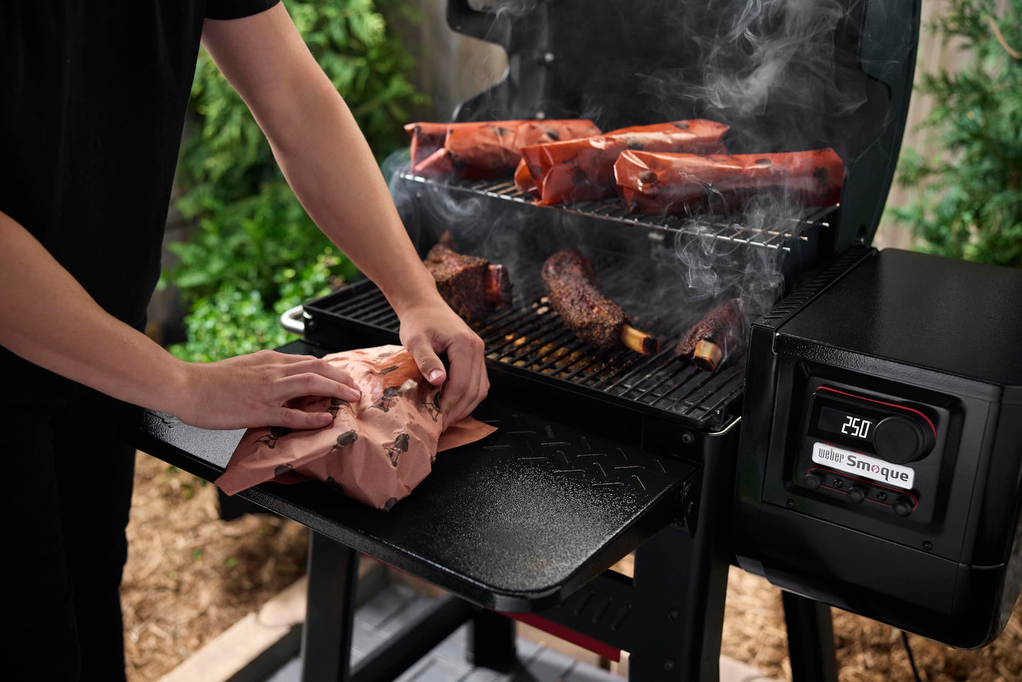 Weber Smoque™ 22‑Inch Pellet Smoker, Black – Outdoor BBQ Pellet Grill Up to 500 Degrees with SmokeBoost, SmoqueVent Airflow System & Rapid React PID Temperature Control
