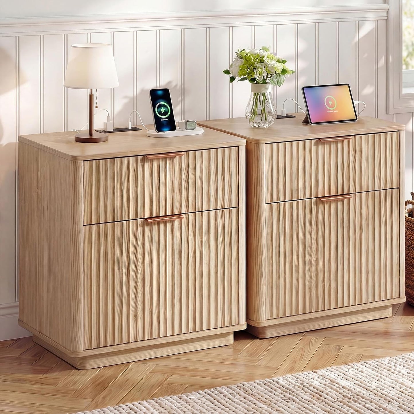 23'' Fluted Nightstand, Mid Century Night Stand with 2 Drawers, Metal Handle & Charging Station, Wood Nightstand with Curved Profile, Modern Side Table for Bedroom, Living Room, Oak