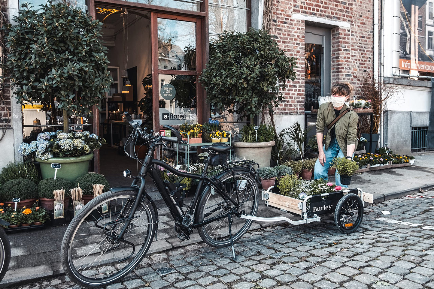 Burley Flatbed | Aluminum Open Cargo Bike Trailer Designed for Larger Loads with 100 lb Capacity & Compact Fold