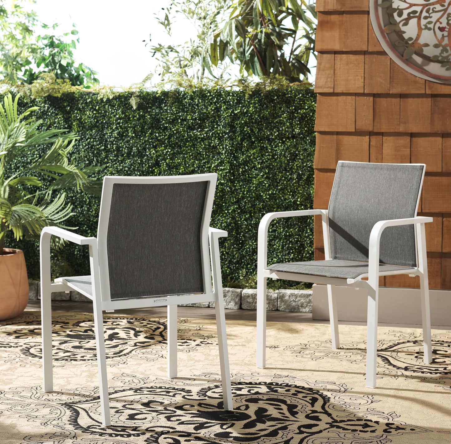 SAFAVIEH Outdoor Patio Furniture Dexter White Armchair Set of 2 (Fully Assembled)