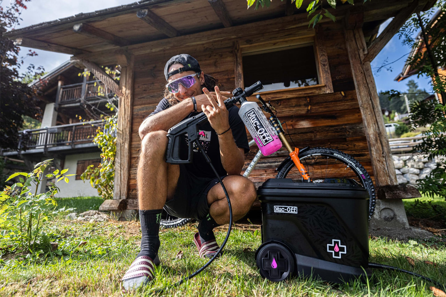 Muc-Off Mobile Pressure Washer Moto Starter Bundle – Portable Battery Powered 20L Pressure Washer with 4 Lances and Nano Tech Motorcycle Cleaner